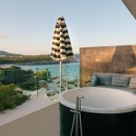El hotel ibicenco con gastronomía sostenible que convive entre árboles
