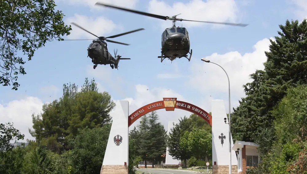 Dos helicópteros sobrevuelan la entrada de la Academia