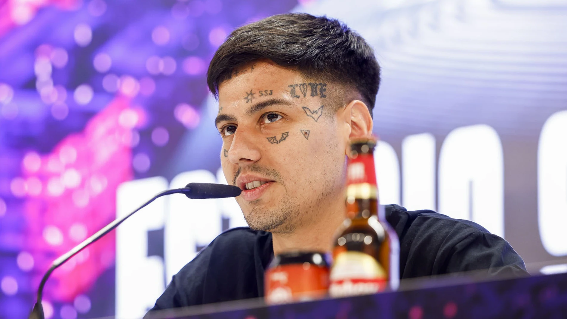 Duki durante la rueda de prensa en el Santiago Bernabéu
