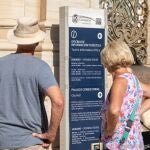 Turistas en la Oficina de Turismo de Cartagena.