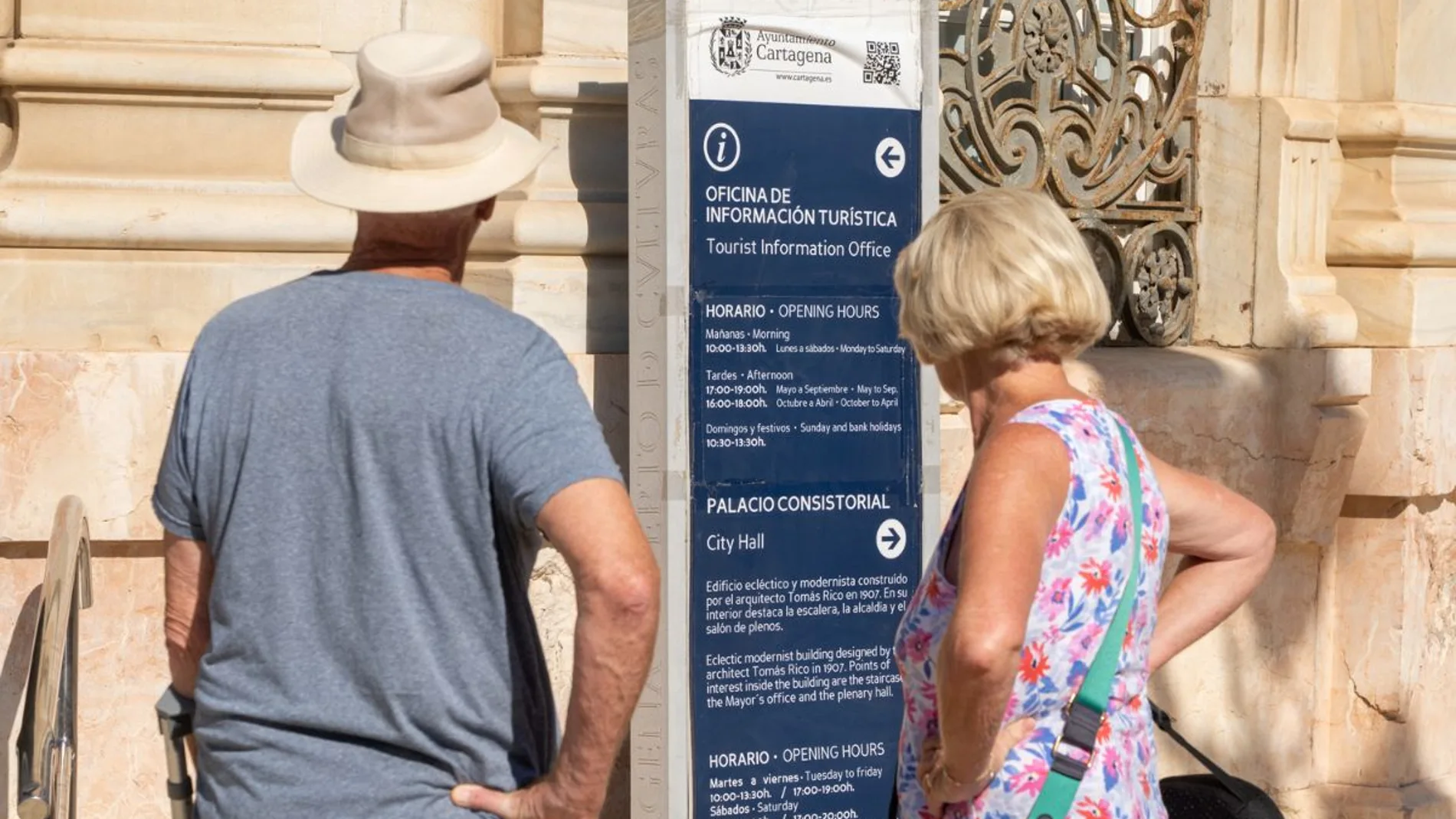 Turistas en la Oficina de Turismo de Cartagena.