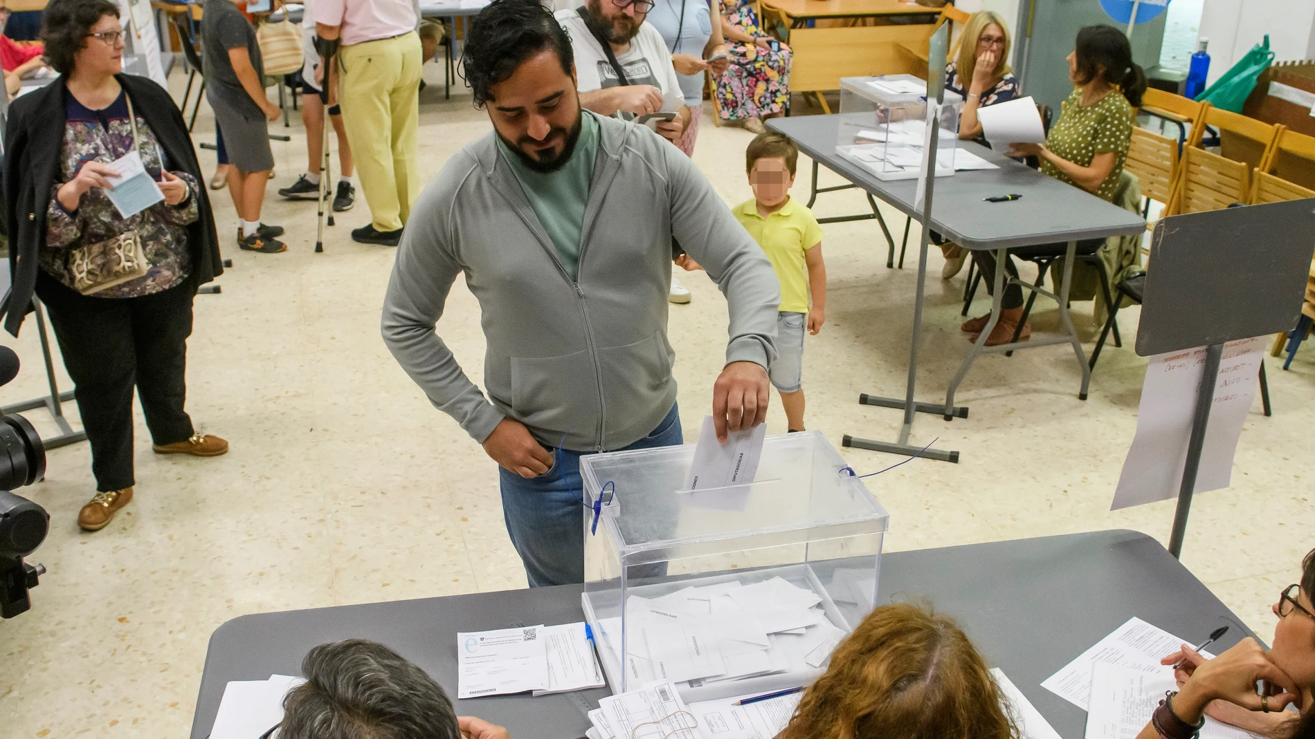 SEVILLA. 09/06/2024. - El número 1 de Se acabó la fiesta a las elecciones europeas, Alvise Pérez (c), ejerce su derecho al voto en Sevilla este domingo.- EFE/ Raúl Caro.