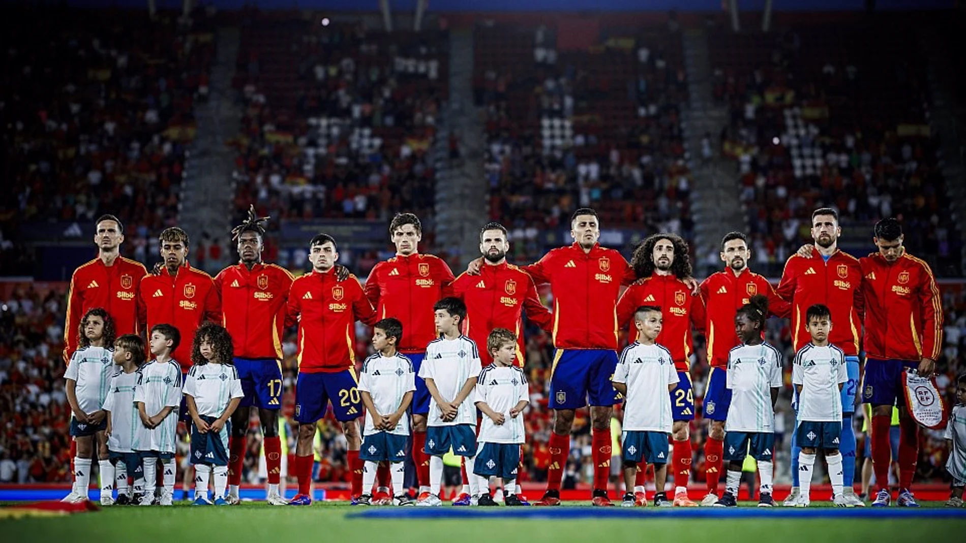 Fútbol/Selección.- Niños de acogida visibilizan en el España-Irlanda del Norte la importancia de ofrecer un hogar