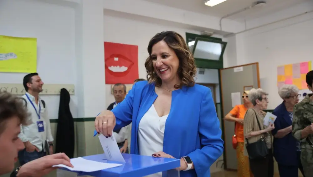 La alcaldesa de València, María José Catalá, deposita su voto el 9J