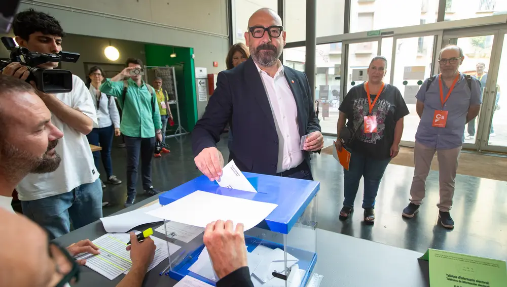 Jordi Cañas vota en su colegio electoral en Barcelona