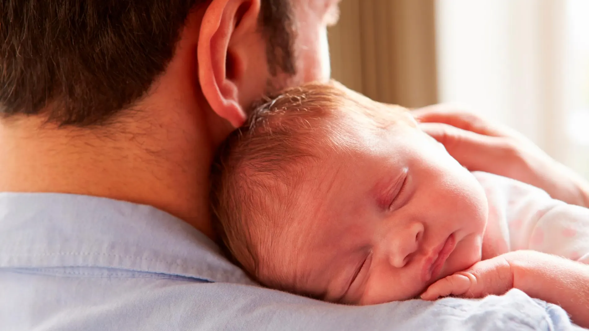 Una imagen de un padre con su hijo