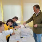 El presidente de las Cortes, Carlos Pollán, vota en la jornada electoral de Elecciones Europeas