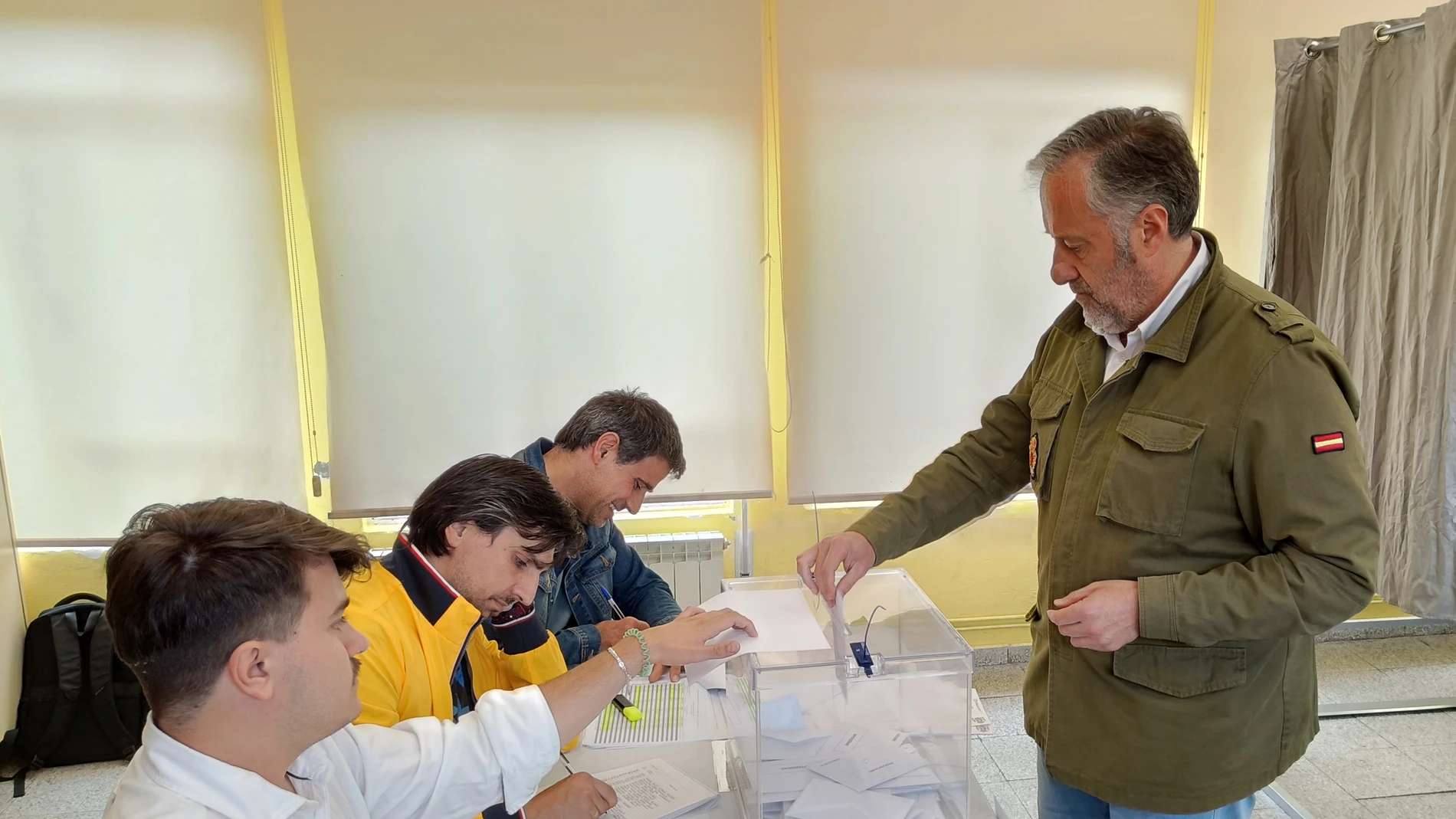 El presidente de las Cortes, Carlos Pollán, vota en la jornada electoral de Elecciones Europeas