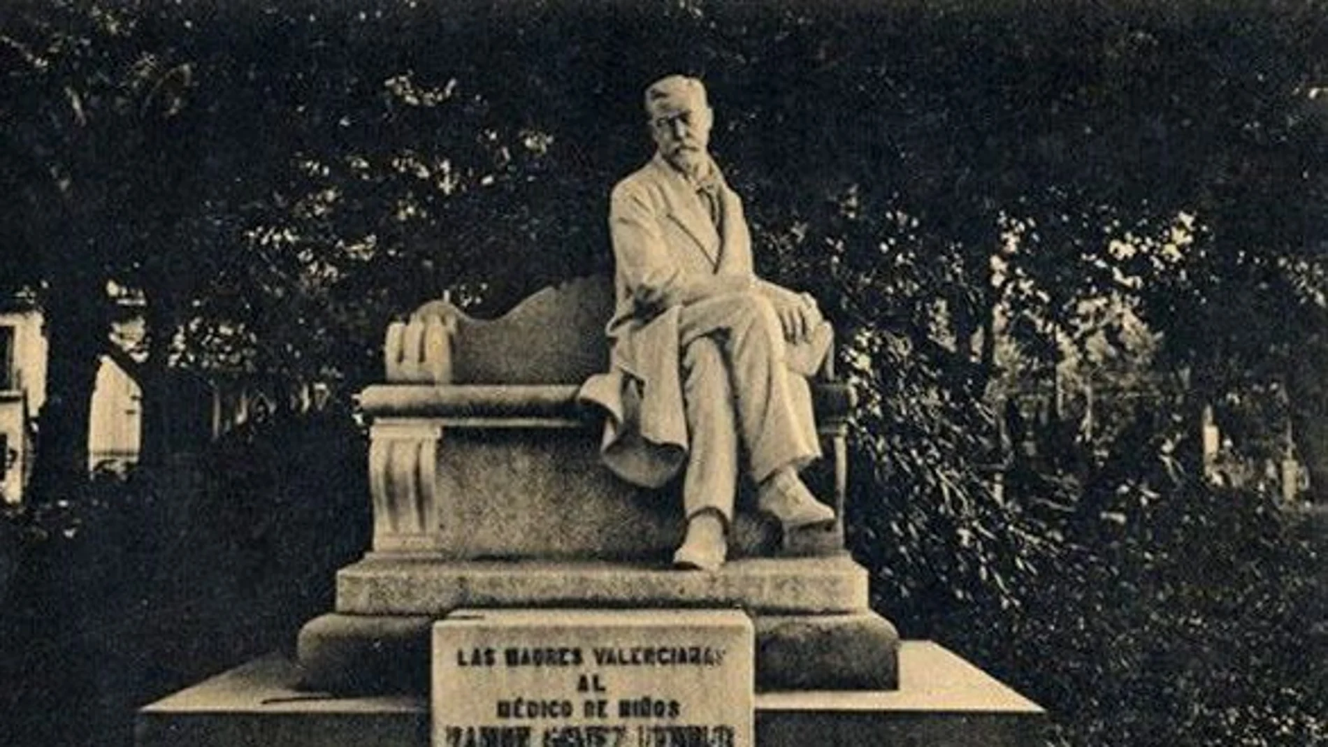 Monumento al Doctor Ramón María Gómez Ferrer situado en la Glorieta de la ciudad de Valencia