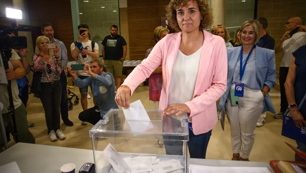 Dolors Montserrat vota para las elecciones europeas de 2024