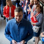 Pedro Sánchez vota para las elecciones elecciones europeas de 2024
