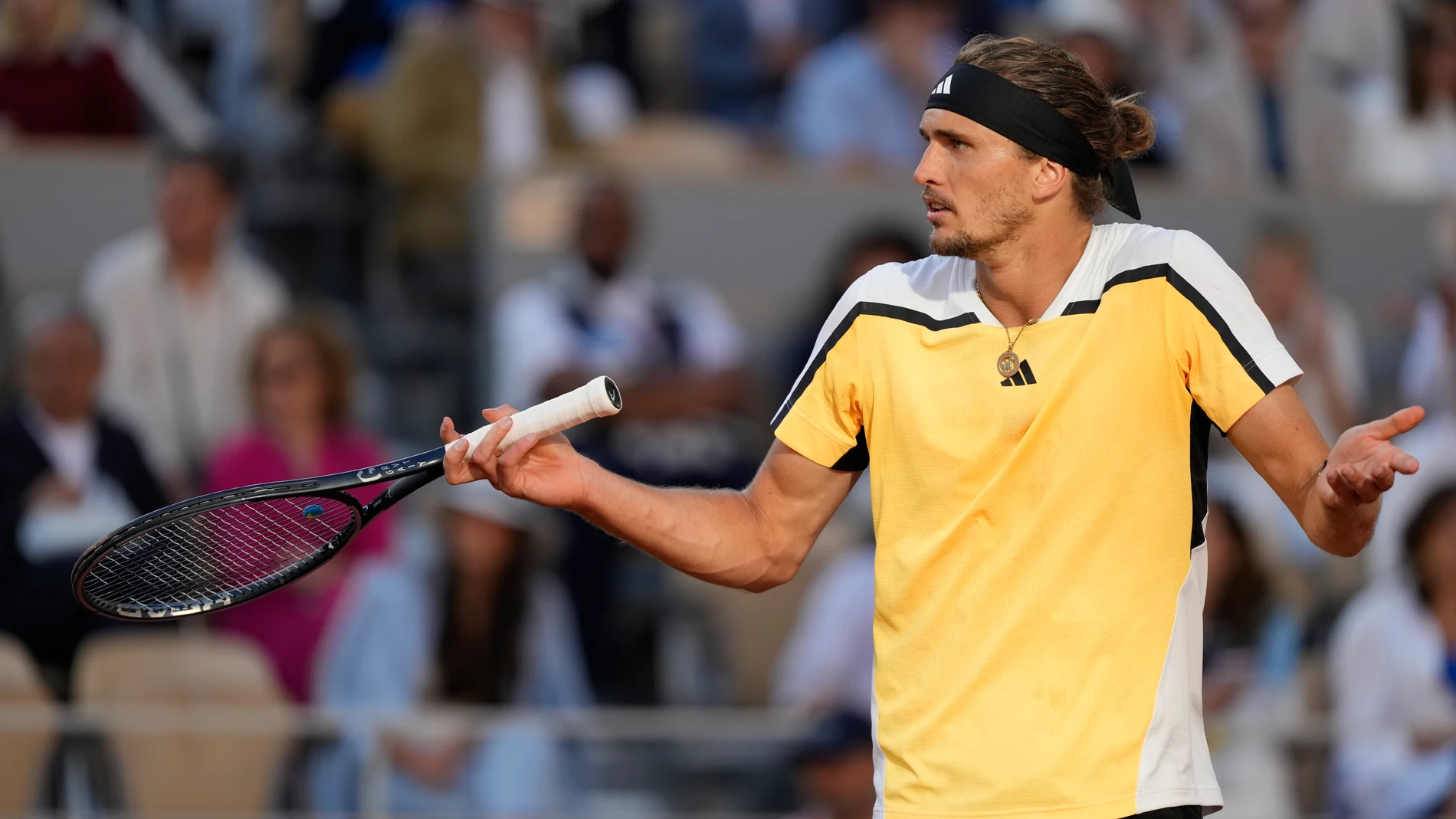 Germany's Alexander Zverev reacts as he plays against Spain's Carlos Alcaraz during the men's final match of the French Open tennis tournament at the Roland Garros stadium in Paris, Sunday, June 9, 2024. (AP Photo/Thibault Camus)