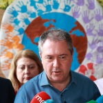 Juan Espadas ejerce su derecho al voto en los comicios europeos (Sevilla)
