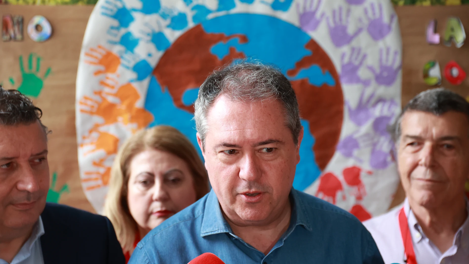 El secretario general del PSOE andaluz, Juan Espadas, atiende a los medios tras ejercer su derecho al voto, a 9 de junio de 2024, en Sevilla (Andalucía, España). Hoy tienen lugar las elecciones europeas de 2024 en España. Más de 38 millones de españoles están llamados a pasar por las urnas en unos comicios en los que se eligen a 61 eurodiputados al Parlamento Europeo. El partido político más numeroso es el Partido Popular Europeo, con 177 parlamentarios, seguido del Grupo de la Alianza Progre...