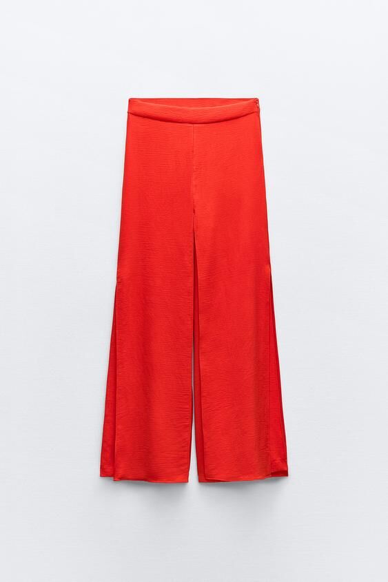 Pantalones de traje muy anchos.