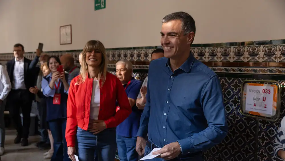 El presidente del Gobierno, Pedro Sánchez, vota junto a su mujer, Begoña Gómez