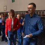 El presidente del Gobierno, Pedro Sánchez, vota junto a su mujer, Begoña Gómez