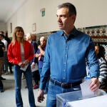 El presidente del Gobierno Pedro Sánchez vota en las elecciones europeas