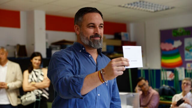 Santiago Abascal vota en Madrid