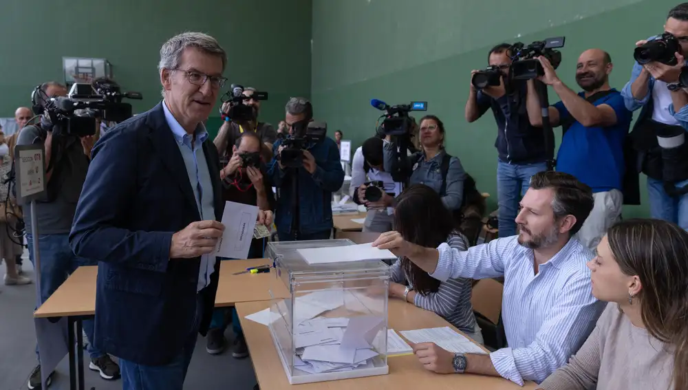 El presidente del PP, Alberto Núñez Feijóo, vota en el Colegio Ramiro de Maeztu de Madrid