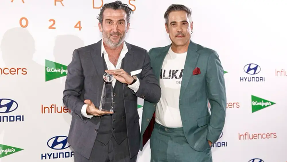 Unax Ugalde entrega el premio a Luis Zahera