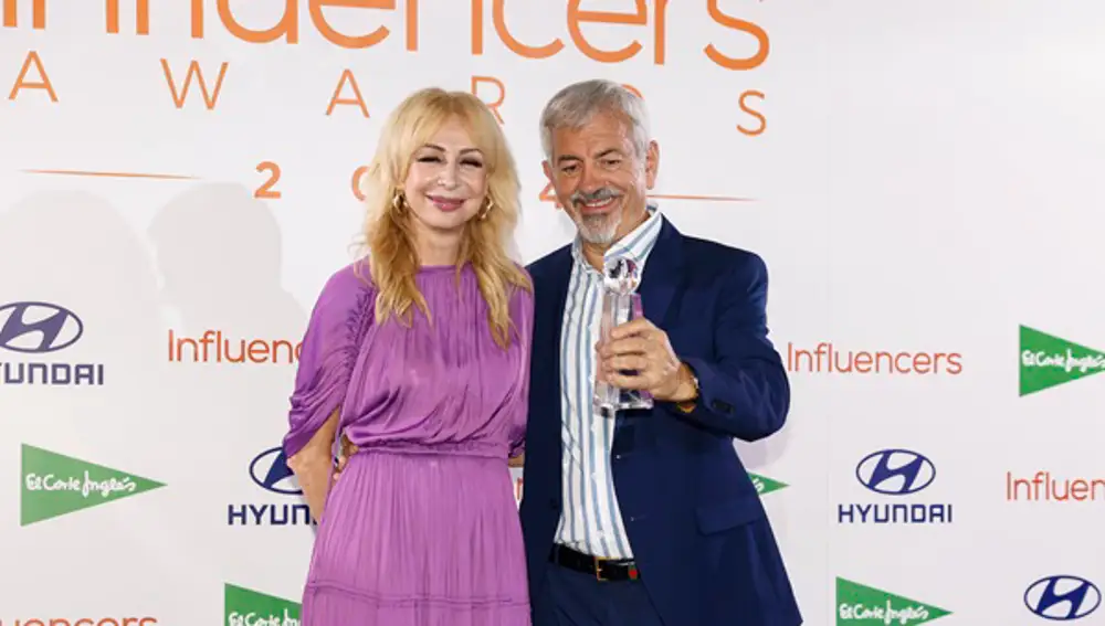 Elisa Matilla entrega el premio a Carlos Sobera