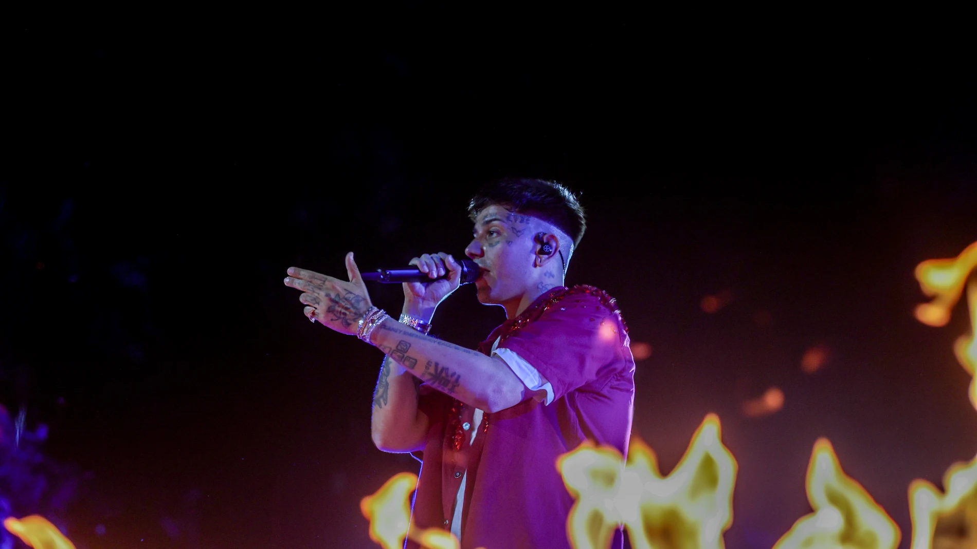 El cantante argentino Duki durante una actuación, en el Estadio Santiago Bernabéu, a 8 de junio de 2024, en Madrid (España). Duki comienza su gira europea hoy en España, donde presenta su gira ‘ADA Tour’. El cantante de trap actúa ante 65.000 personas e interpreta éxitos como ‘Si te Sentís Sola’, single que le llevó a lo más alto de la escena argentina. 08 JUNIO 2024;CONCIERTO;DUKI;BERNABÉU;TRAP;CANTANTE;MÚSICA;ADA TOUR;GIRA; Ricardo Rubio / Europa Press 09/06/2024