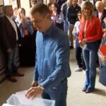 El presidente del Gobierno, Pedro Sánchez, vota junto a su mujer, Begoña Gómez