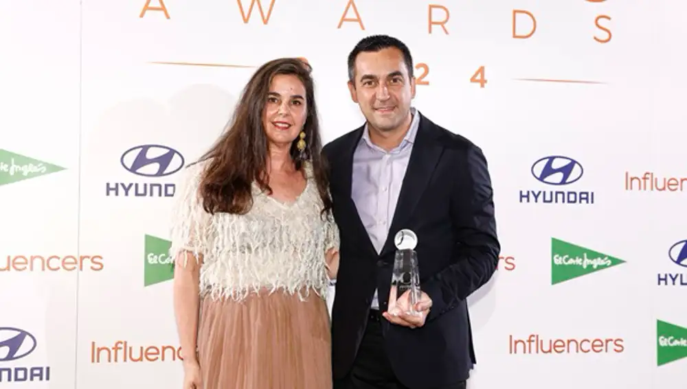 Elene Gris entrega el premio a Paolo Casagrande.