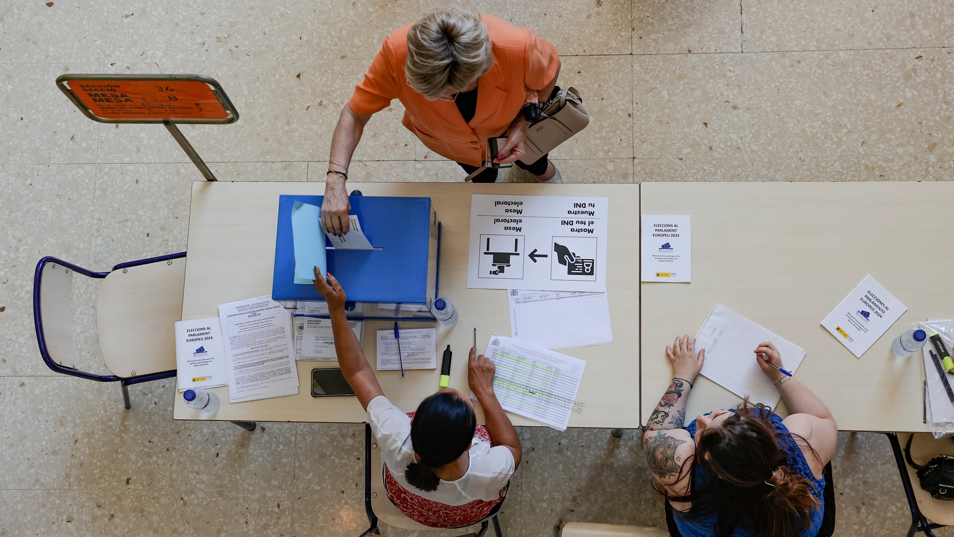 GRAFCVA1095. VALÈNCIA, 09/06/2024.- Una mujer deposita su voto en un colegio electoral del barrio de la Malvarrosa de Valéncia. Un total de 3,8 millones de personas están llamadas a participar en las elecciones europeas de este domingo en la Comunitat Valenciana, cuyos votos contribuirán a la elección de los 61 representantes que tendrá España en el Parlamento Europeo la próxima legislatura. EFE/Manuel Bruque