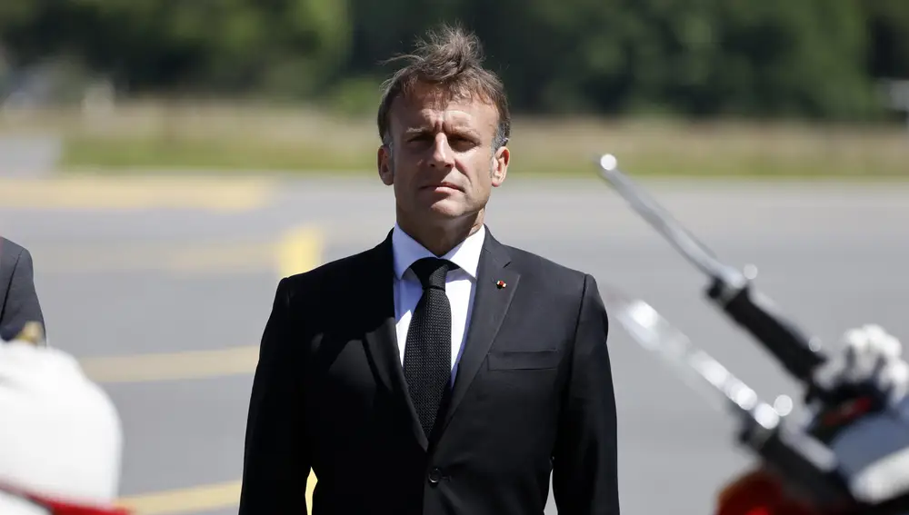 Limoges (France), 10/06/2024.- French President Emmanuel Macron stand in respect during the departure ceremony for the German president at the Bellegarde airport in Limoges, France, 10 June 2024, after attending the 80th anniversary of the massacre of 643 persons by Nazi German forces in Oradour-sur-Glane. On 10 June 1944, just four days after the Allied forces landed on the Normandy coast on D-Day, 643 inhabitants, including 247 children, were massacred in the village of Oradour-sur-Glane in southwestern France, by German Waffen-SS soldiers belonging to the 2nd SS Panzer Division 'Das Reich'. (Francia, Normandía) EFE/EPA/LUDOVIC MARIN / POOL MAXPPP OUT