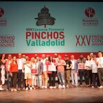 Foto de familia de Conrado Íscar, Carnero, Jaime González e Irene Carvajal con los premiados