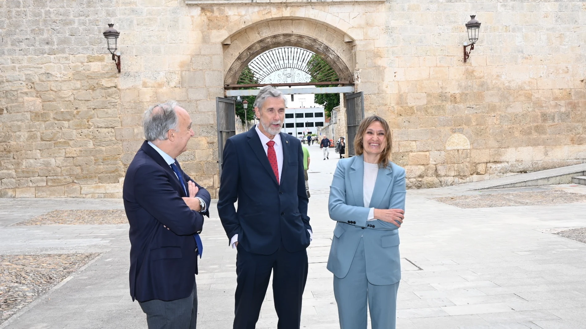 Rocío Lucas junto a los rectores Antonio Largo y Manuel Pérez Mateos