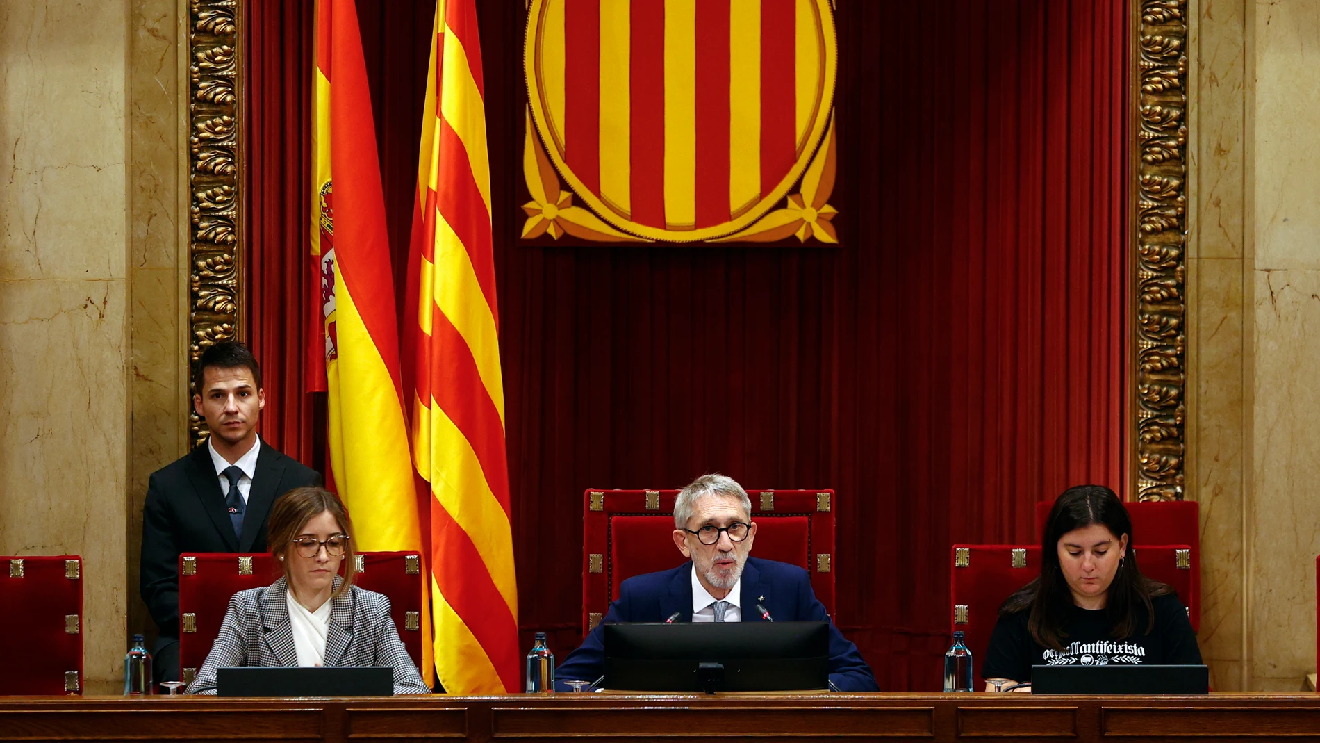 GRAFCAT5209. BARCELONA (ESPAÑA), 10/06/2024.- Los miembros de la Mesa de Edad, Agustí Colomines de JxCat (c), Júl(ia Calvet de VOX (i) y Mar Besses de ERC(d) durante el pleno de constitución del nuevo Parlament salido de las elecciones catalanas del pasado 12 de mayo, que ha arrancado este lunes pasadas las 16:00 horas, con el exconseller Josep Rull como candidato de Junts a presidir la cámara catalana con el apoyo de ERC y la CUP.EFE/Quique García