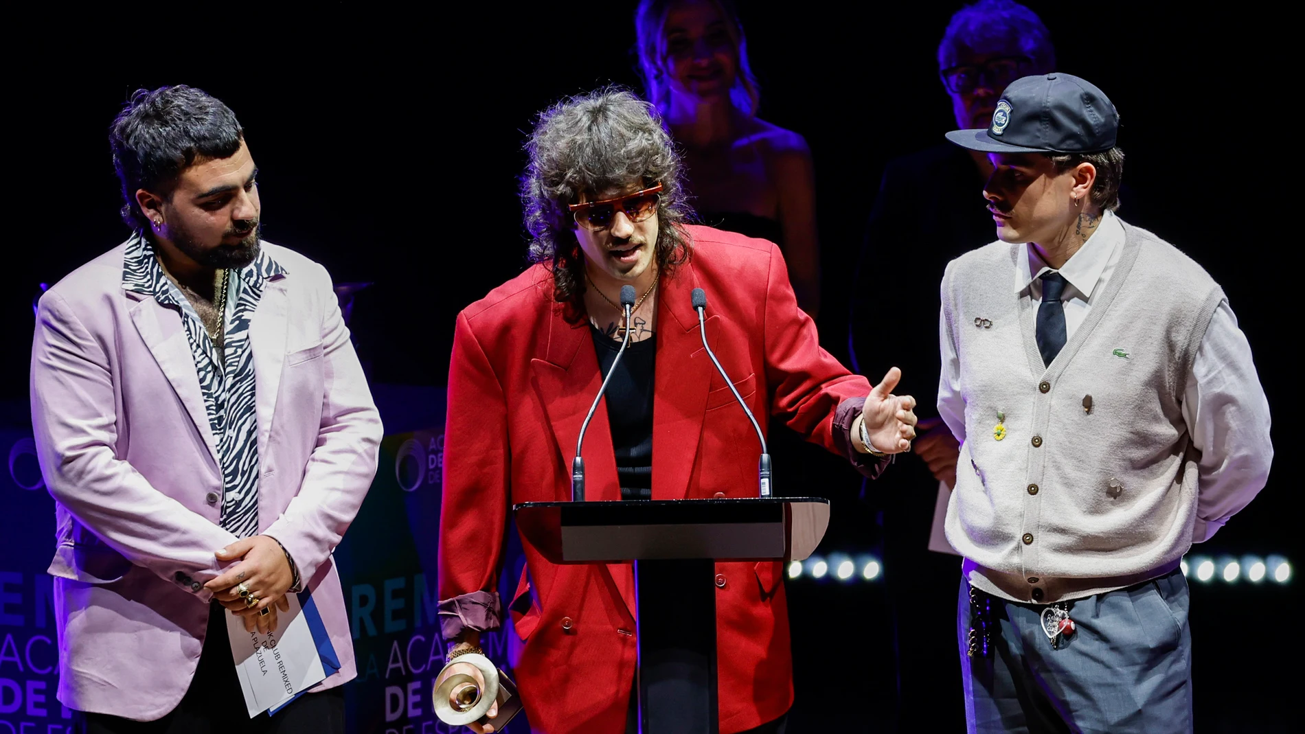 MADRID, 10/06/2024.- El grupo La Plazuela recibe el galardón a Mejor Álbum de Música Alternativa en los Premios de la Academia de la Música de España, que celebran este lunes su primera edición en el Palacio Municipal de Ifema, en Madrid. EFE/Daniel González