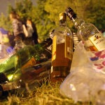 Botellas de alcohol en un parque de botellón