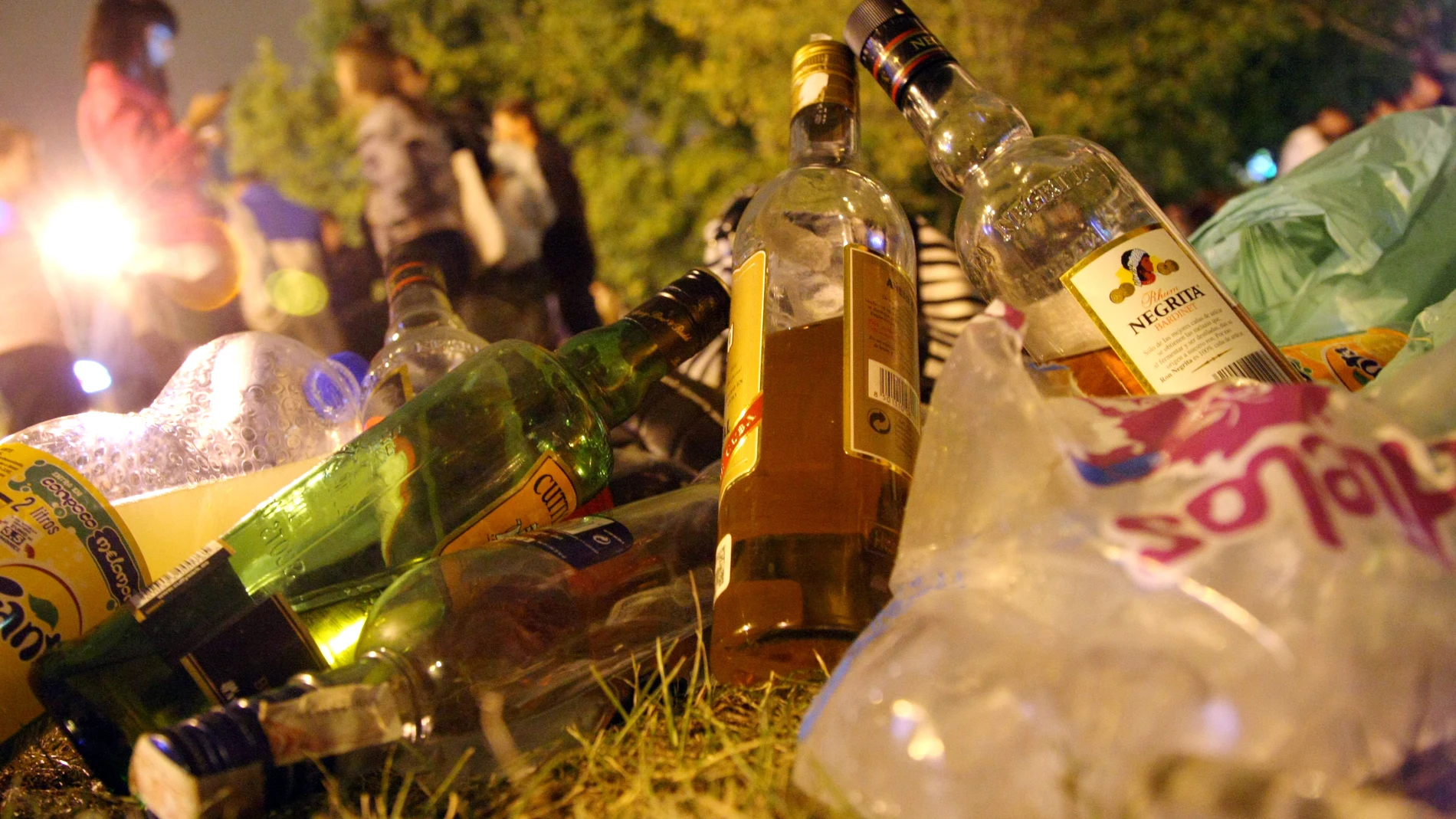 Botellas de alcohol en un parque de botellón