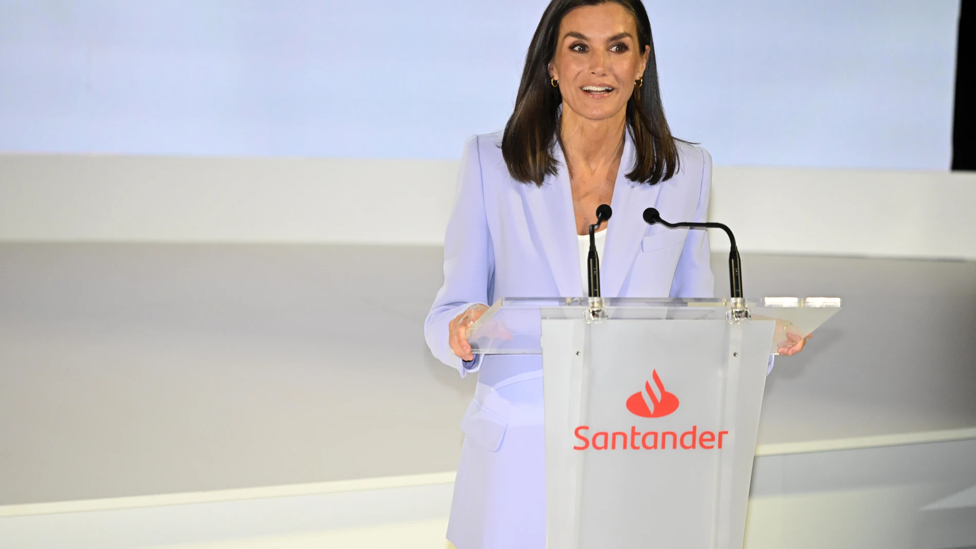 La reina Letizia preside la entrega de premios de la XVI Convocatoria "Euros de tu Nómina", a 11 de junio de 2024, en Madrid (España). "Euros de tu Nómina" es una de las iniciativas más relevantes de Banco Santander para los miles de empleados implicados con las causas sociales y que apoyan a las ONG que trabajan a diario para ayudar a los colectivos más vulnerables. ACTO;BANCO DE SANTANDER;PREMIOS;11 JUNIO 2024 José Oliva / Europa Press 11/06/2024