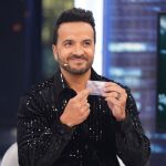 Luis Fonsi con la tarjeta platino de 'El Hormiguero'