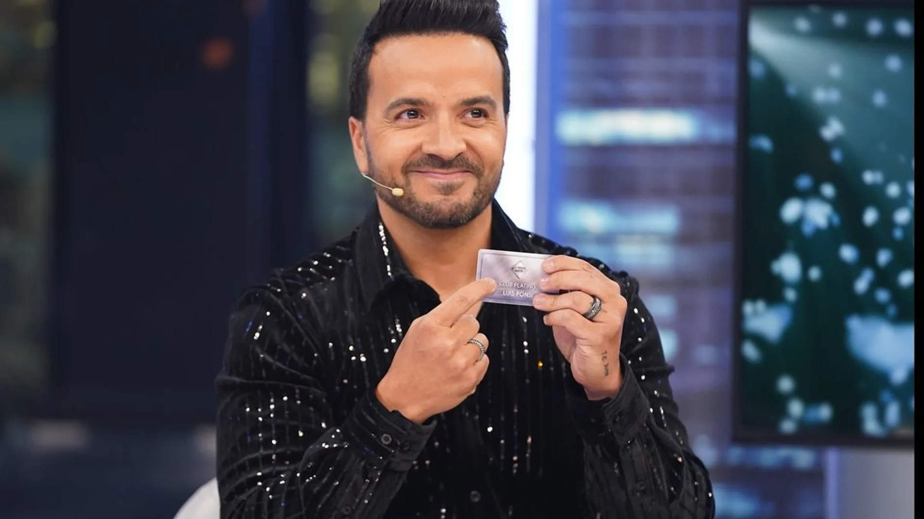 Luis Fonsi con la tarjeta platino de 'El Hormiguero'