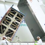 Un momento del traslado del módulo del satélite al camión