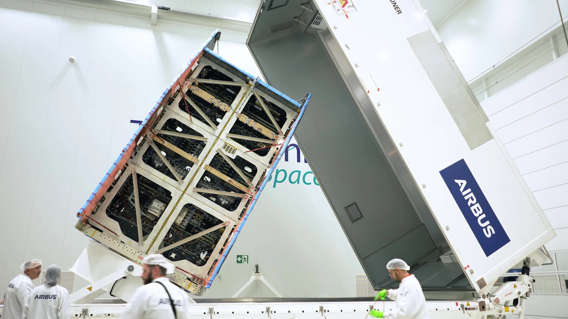 Un momento del traslado del módulo del satélite al camión