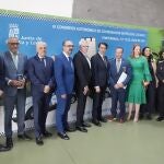 Foto de familia del consejero Suárez-Quiñones, Marco Morala, Irene Cortés u Olegario Ramón, antes del congreso