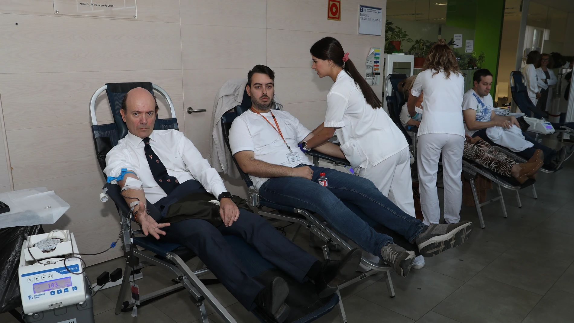 El Caupa y el Centro de Hemoterapia de Castilla y León organizan un maratón de donación de sangre en el vestíbulo del Hospital Río Carrión de Palencia,en la imagen el viceconsejero de Asistencia Sanitaria, Planificación y Resultados en Salud, Jesús García-Cruces Méndez(i) donando