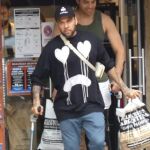 Problemas para Dani Alves en el cumpleaños de Joana Sanz: ¡Cojo y con muletas!