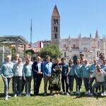 Foto de familia de Carnero junto a Pepe Rodríguez, Samantha Vallejo-Nájera y Jordi Cruz, con el jurado y participantes