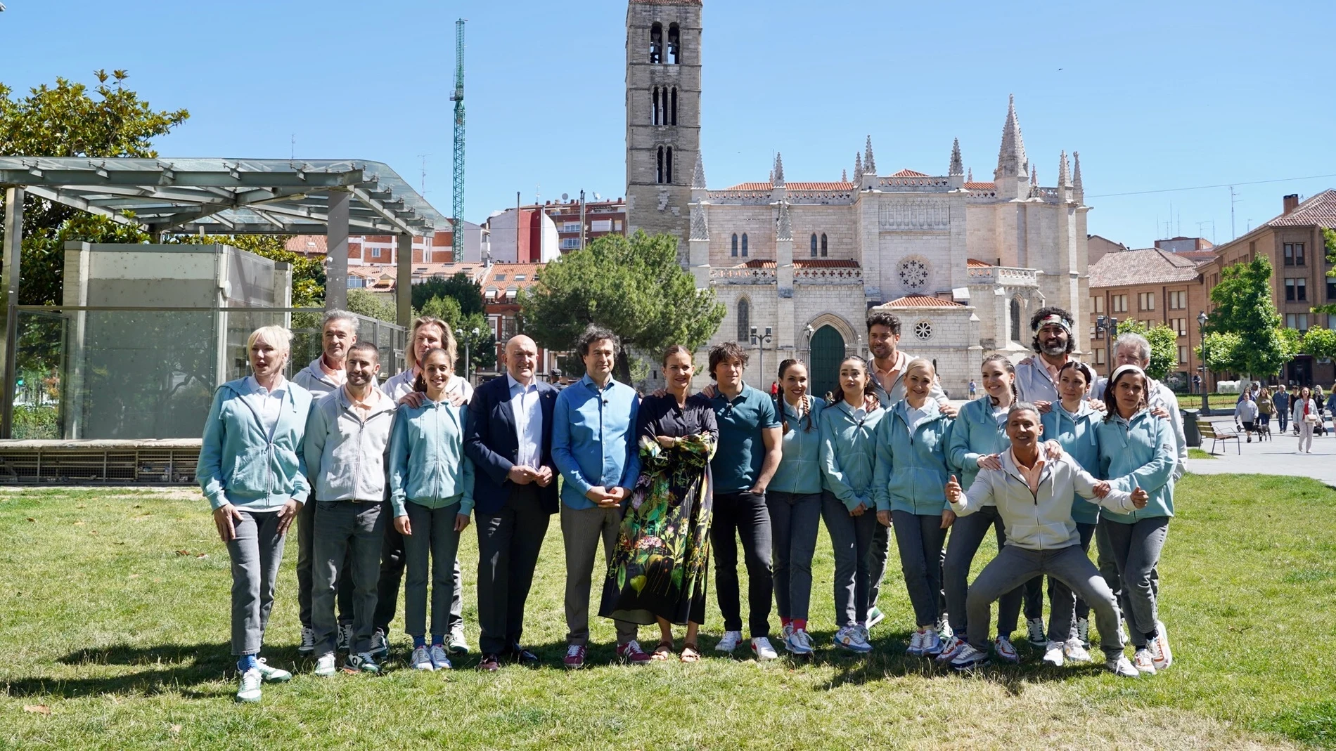Foto de familia de Carnero junto a Pepe Rodríguez, Samantha Vallejo-Nájera y Jordi Cruz, con el jurado y participantes