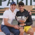 Juanjo López y Carlos Alcaraz, con la Copa de los Mosqueteros tras ganar Roland Garros