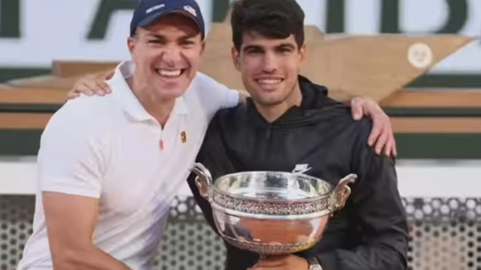 Juanjo López y Carlos Alcaraz, con la Copa de los Mosqueteros tras ganar Roland Garros