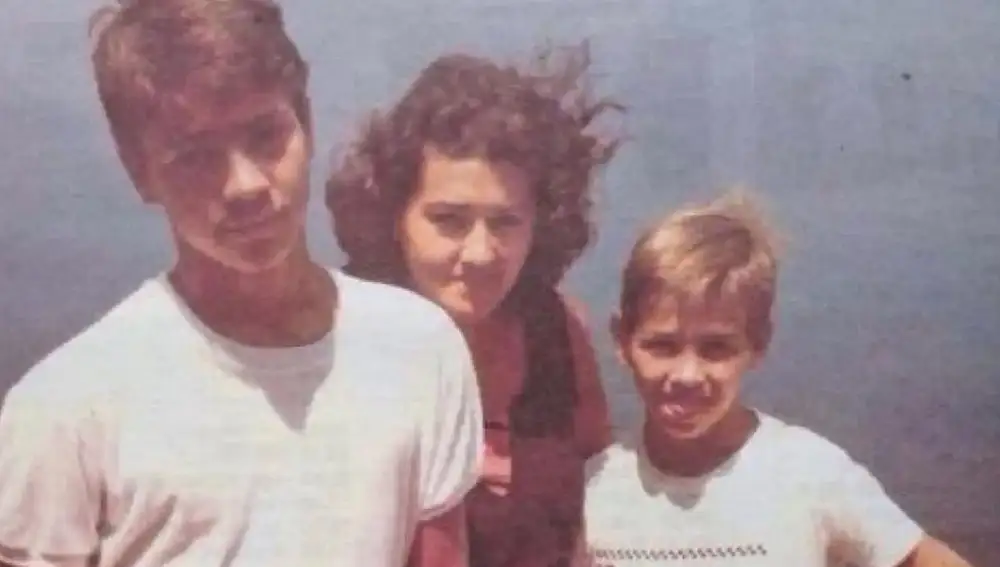 David Azagra junto a Pedro Sánchez y su madre